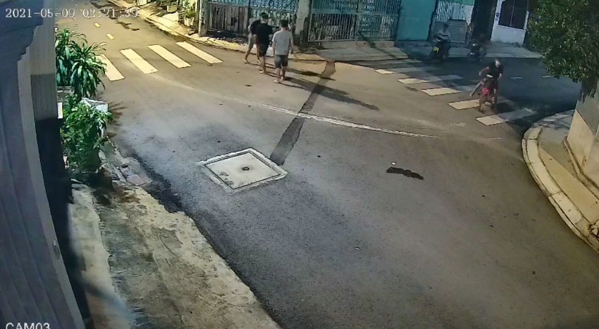 Camera ghi hình 6 thanh niên cướp xe tại khu vực huyện Hóc Môn