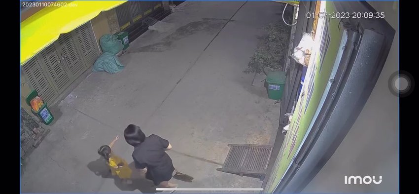 Hình ảnh bé gái bị cướp điện thoại